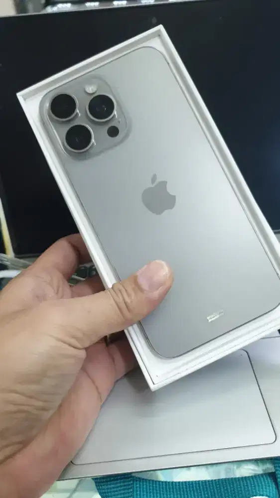 Iphone 15 pro max bh86 ibox mulus lengkap fullset .baret layar bawah