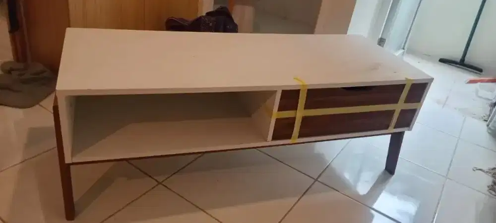 Coffee table sperti baru