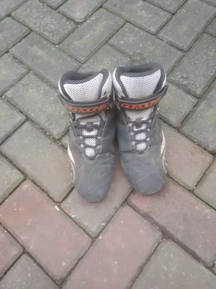 Sepatu untuk touring