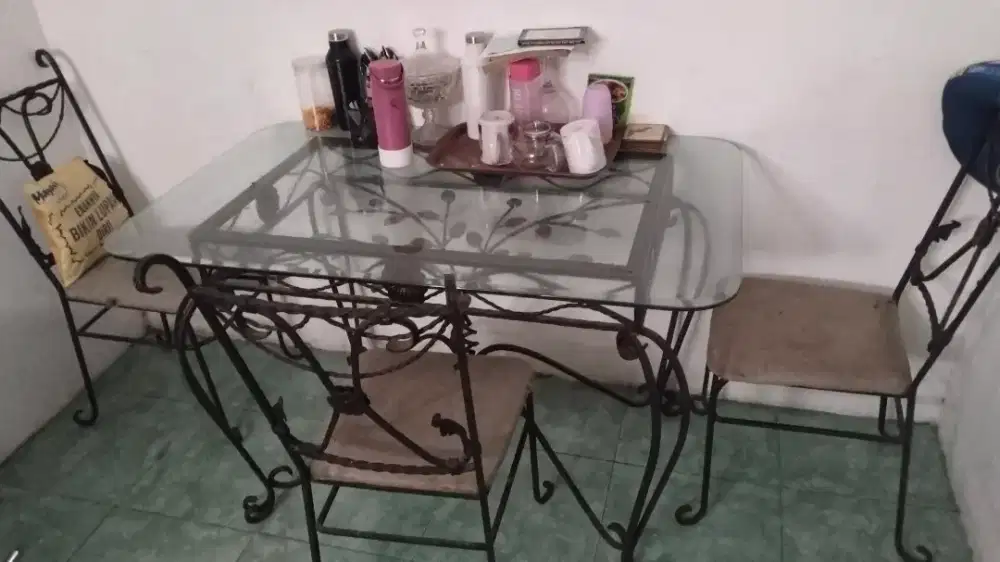 Meja makan dan kursi 1 set