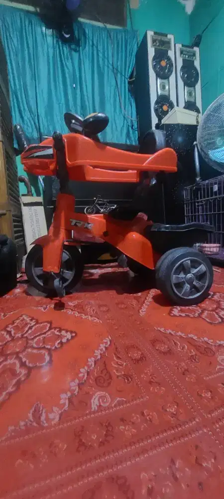 Sepeda roda tiga anak model mobil