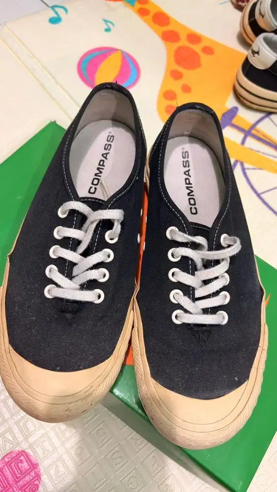 Sepatu Compass Intro