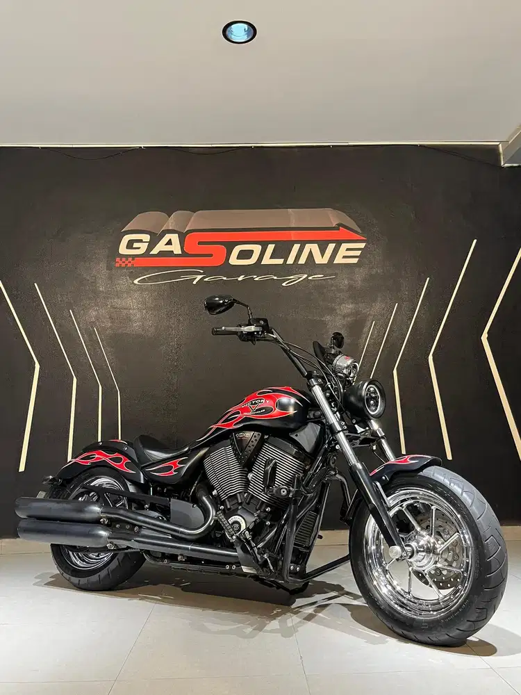 VICTORY VEGAS HIGH-BALL GUNNER FLAME RED