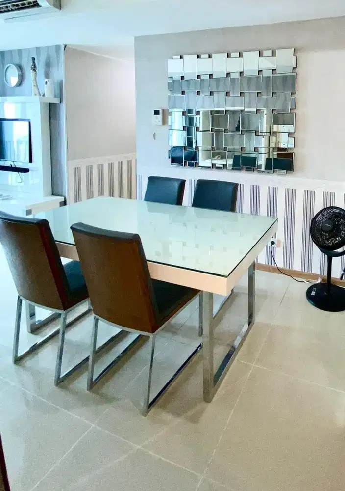 Dijual Murah : 1 set Meja makan + 4 kursi