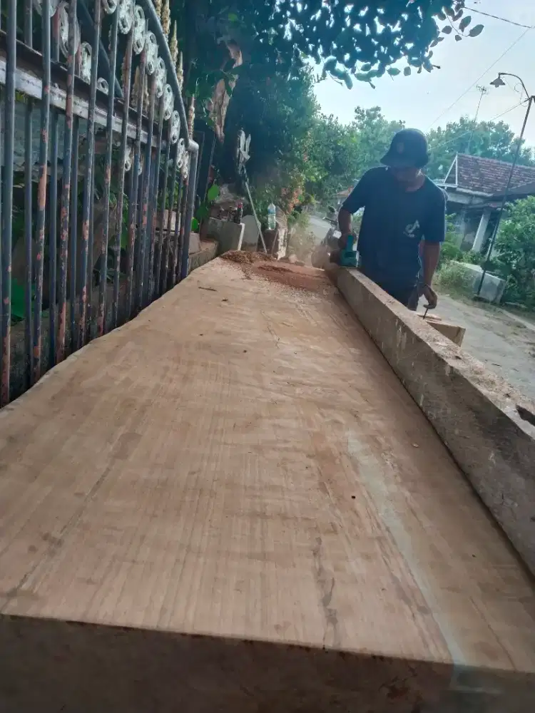 Meja panjang lebar tebal