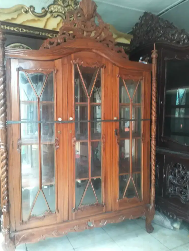 lemari hias kristal jati Jepara asli