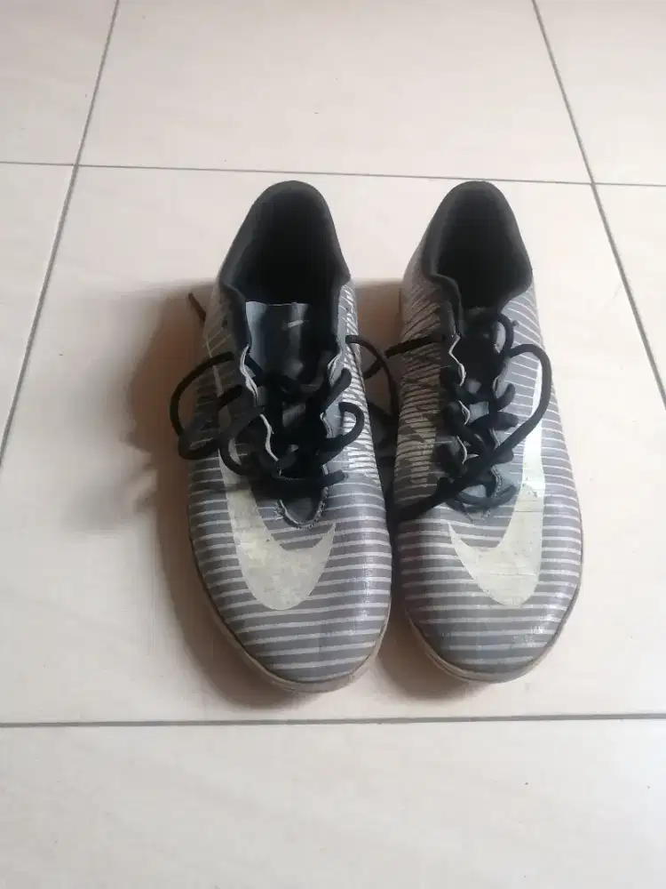 Sepatu futsal layak pakai