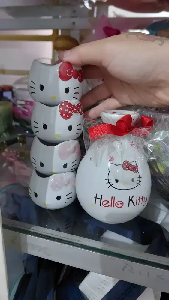 Koleksi HK dengan set cangkir