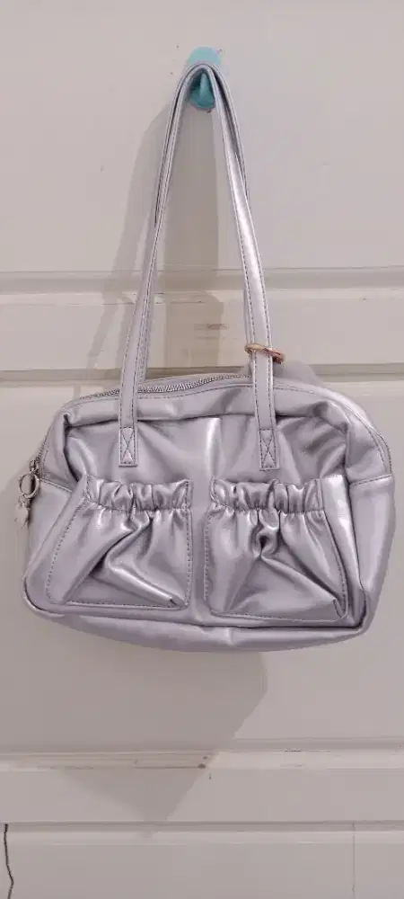 Tas warna silver