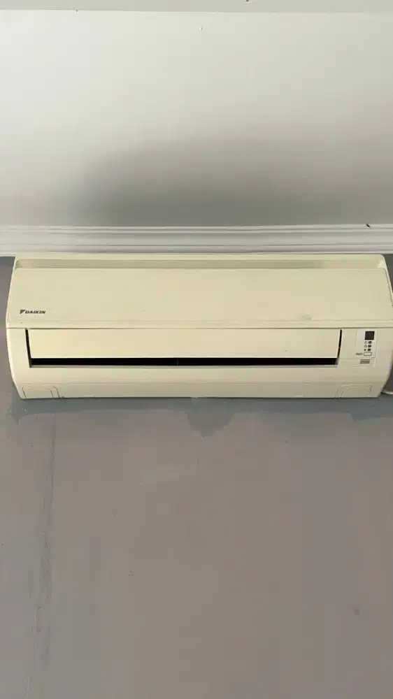 4 unit AC merk Daikin, 3 unit 1 pk dan 1 unit 1/2 pk