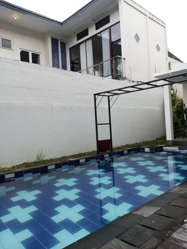 Disewakan Rumah nuansa resort (dengan kolam renang pribadi)