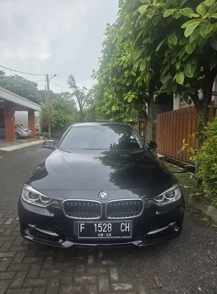BMW 320i F30 Tahun 2014 Kilomter baru 19rb Antik Warna Hitam