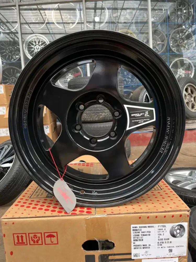 Bradley Takumi ring 18 lebar 9 pcd 6x139,7 ET 0 fortuner pajero