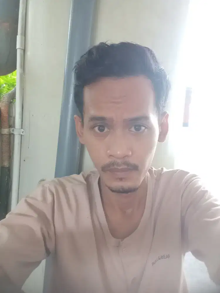 Cari kerjaan apa saja,asal ada mess