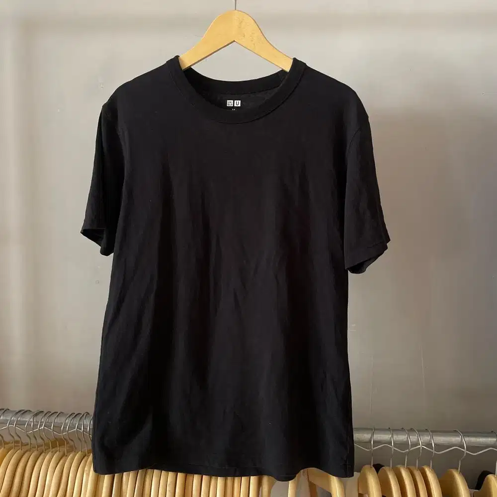 Kaos uniqlo hitam