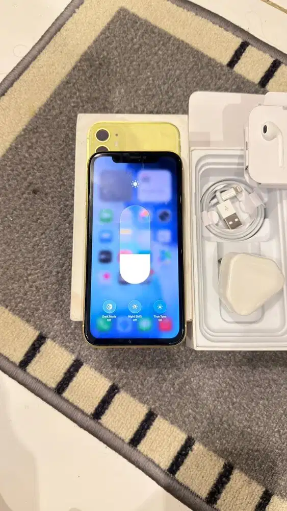 Iphone 11 Yellow 64GB Lengkap Terdaftar