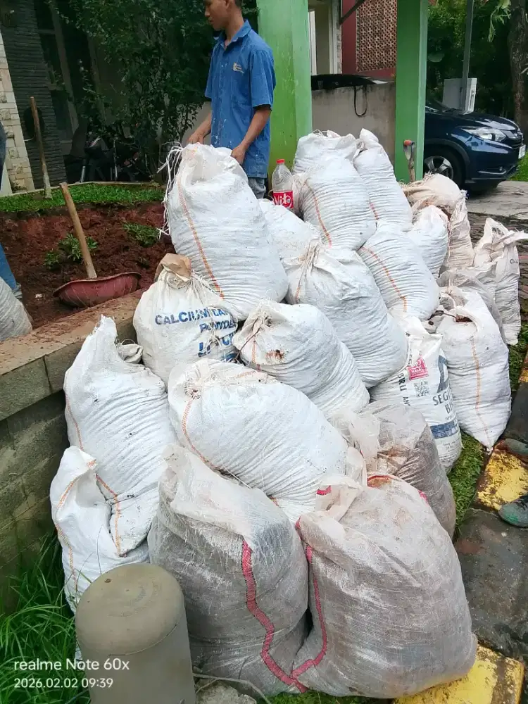 Puing dan tanah dikarungin