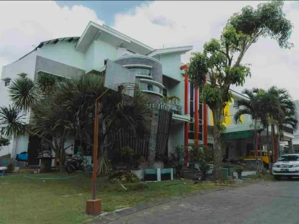 rumah mewah perum elite ijen nirwana dekat kampus UB Brawijaya mall MOG dan MATOS, dekat alun alun kota malang posisi hook keamanan ganda 24 jam