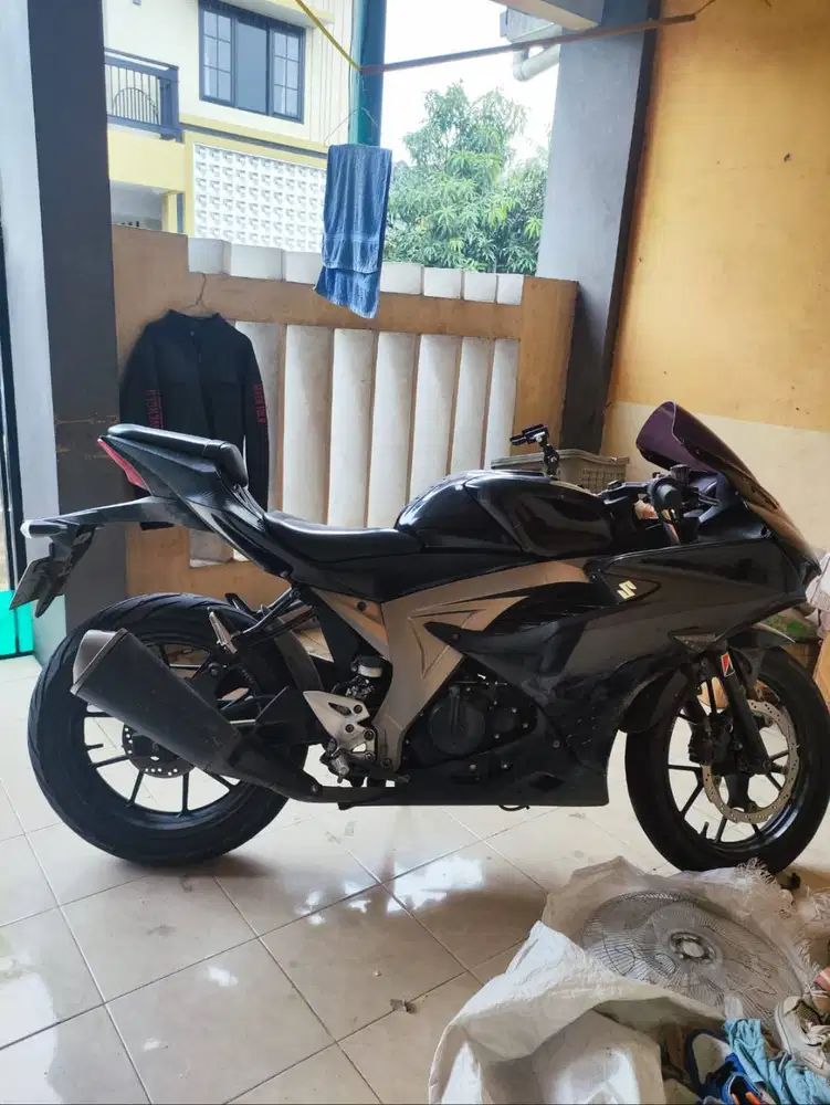 GSX R150 HITAM 2018