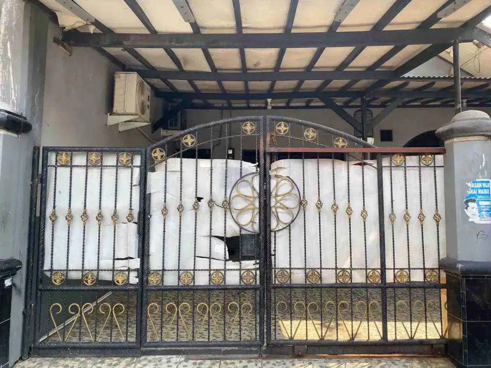 Dijual rumah kost 2 lantai 7 kamar kost dan 3 kamar utama bebas banjir lokasi strategis di kemayoran