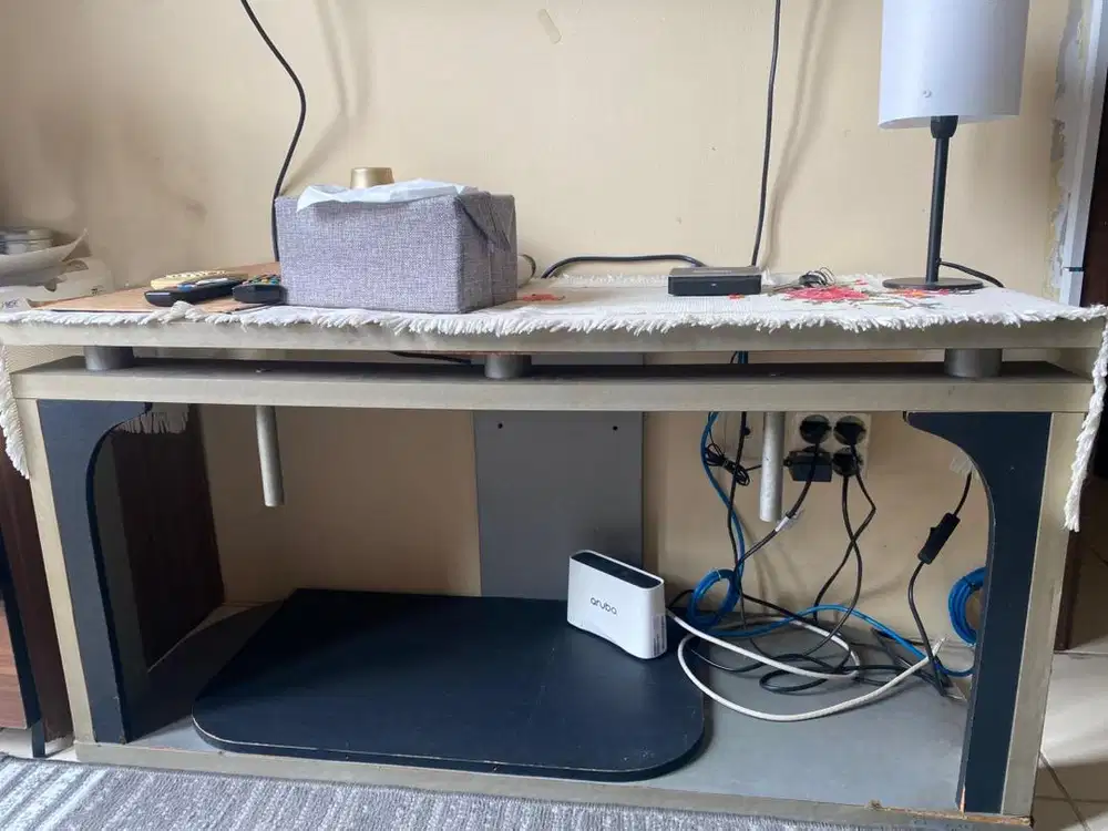 Meja tv warna silver