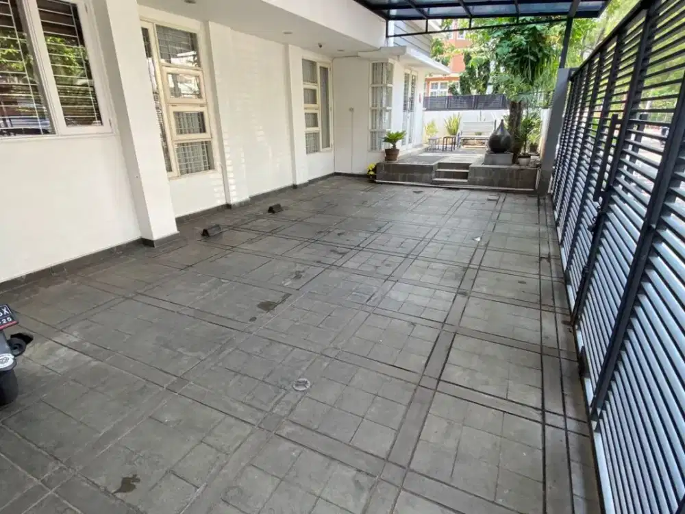 BANGUNAN 3 LANTAI PLUS ROOFTOP, JALAN LEBAR. 5 MENIT JALAN KAKI KE PONDOK INDAH MALL