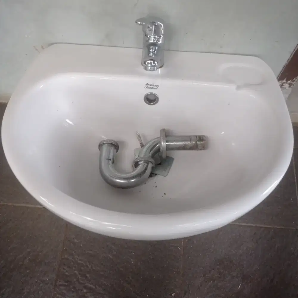Wastafel gantung dan keran air American standard