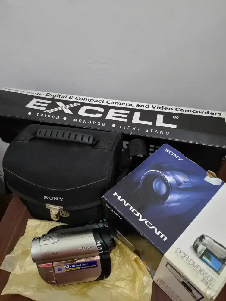 Handycam Sony dan tripod kondisi prima