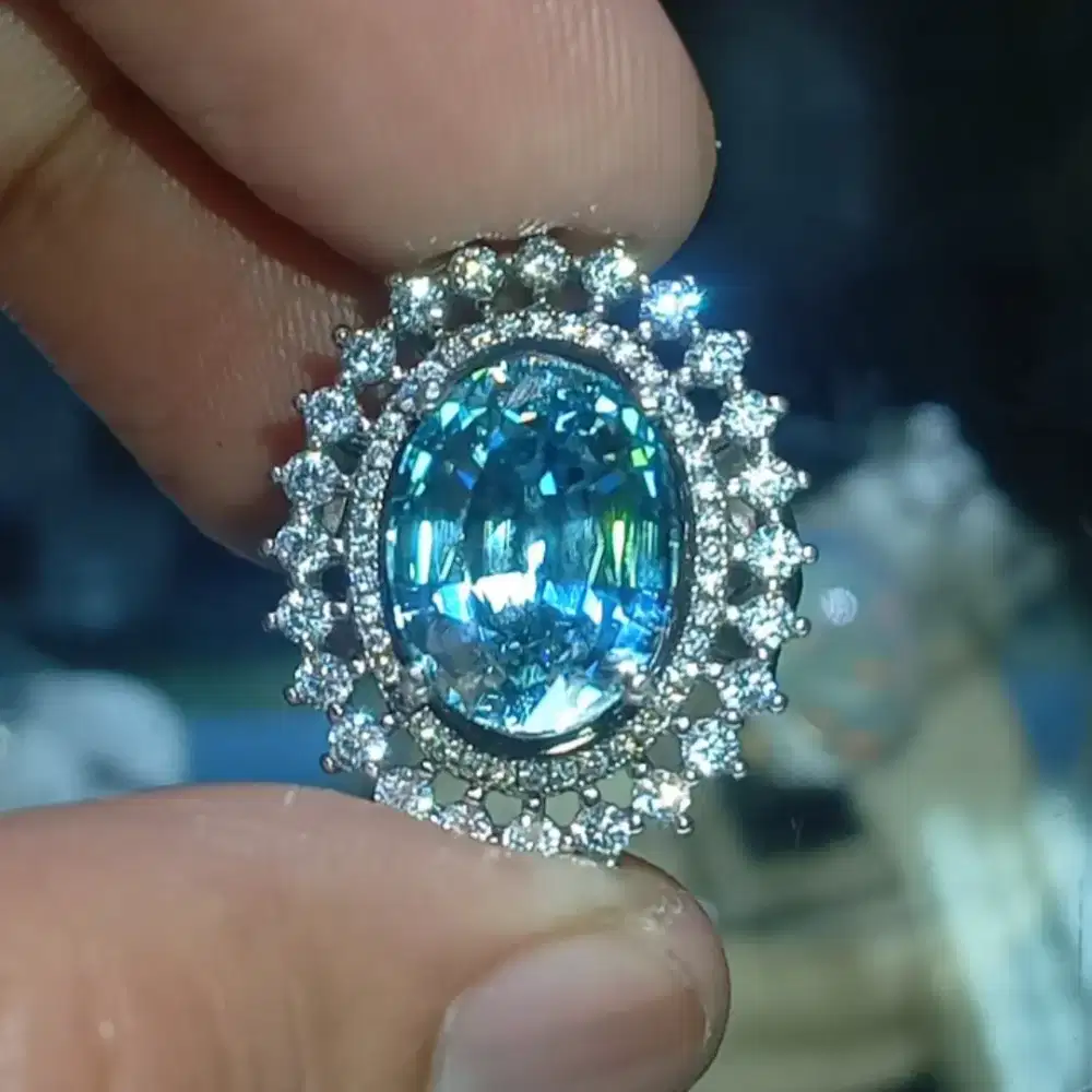 Natural Blue Zircon 9.2 ct VVS Loope Clean Sparkling Rainbow Perak