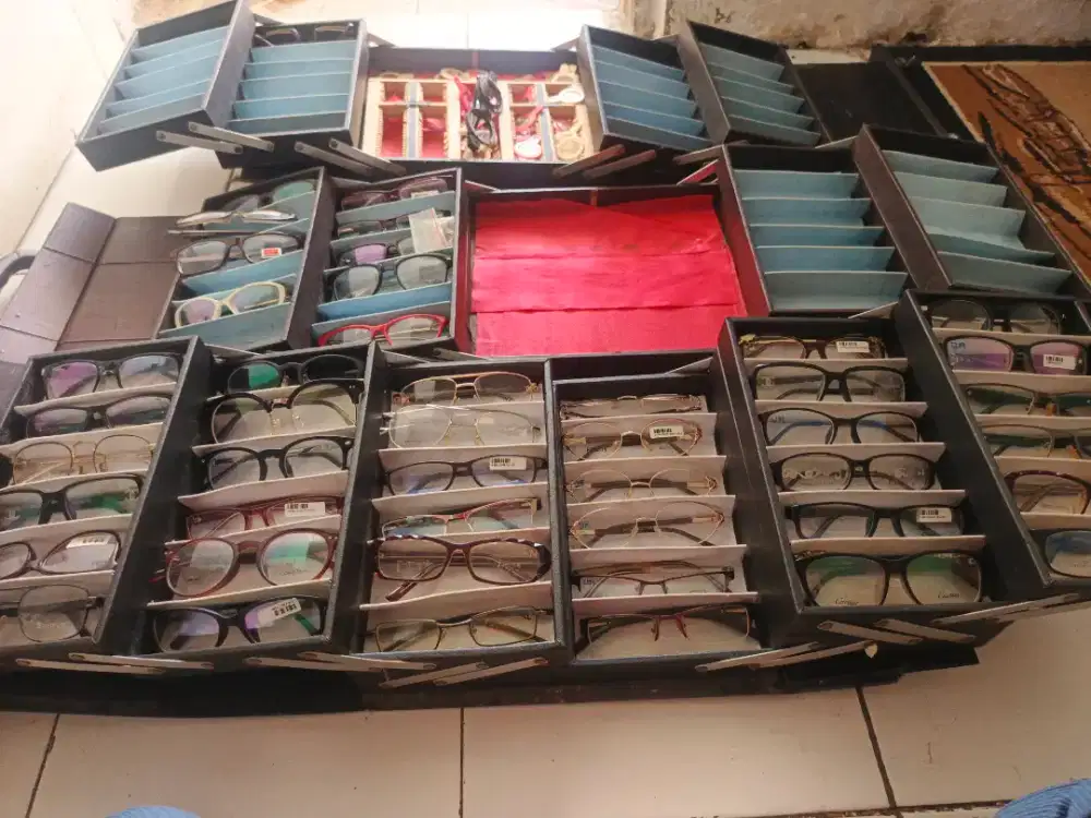 Koper kacamata + frame kacamata