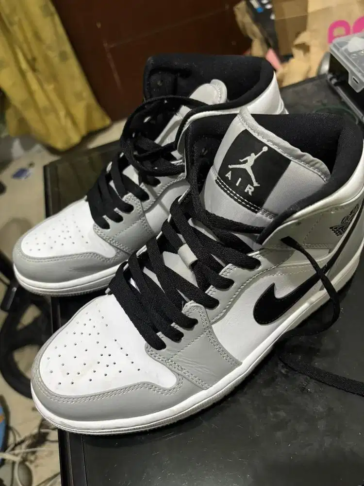 Air Jordan 1 Mid Light Smoke Grey