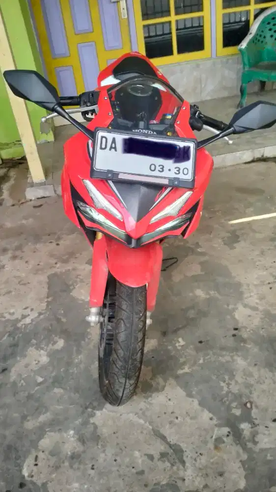 Honda CBR 150R racing