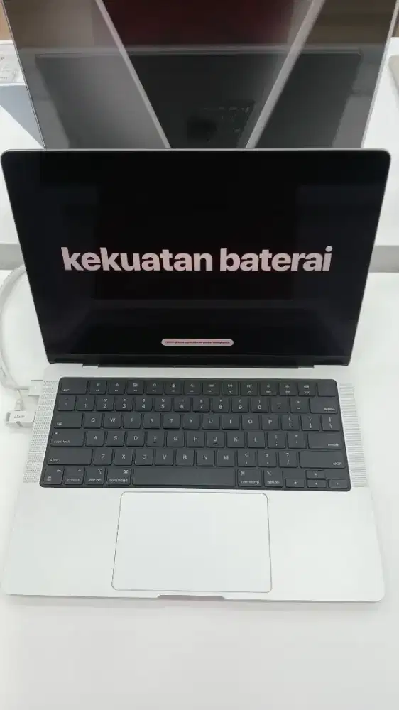 MacBook Pro (14 inchi)¹ CPU 12-core GPU 16-core 512 GB