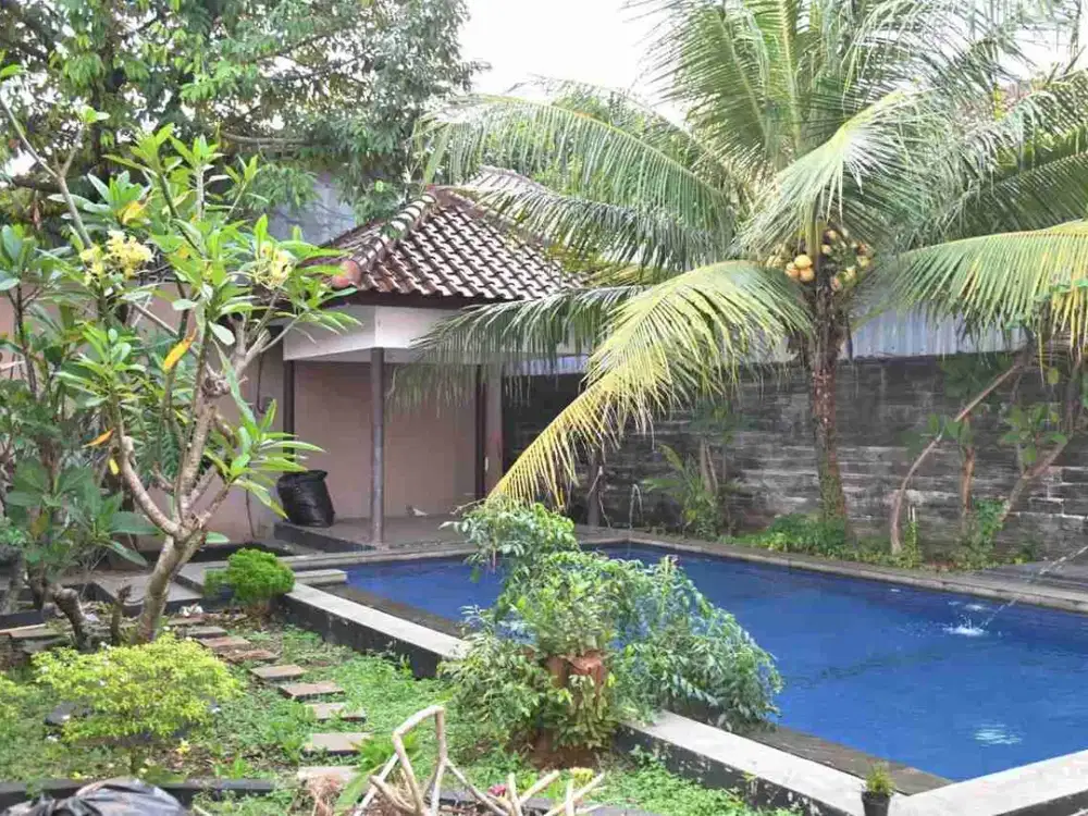 Dijual rumah mewah terdapat swimming pool rapi siap huni