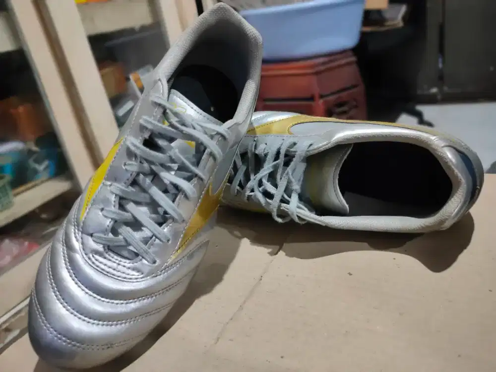 Sepatu bola Mizuno Morelia II Club