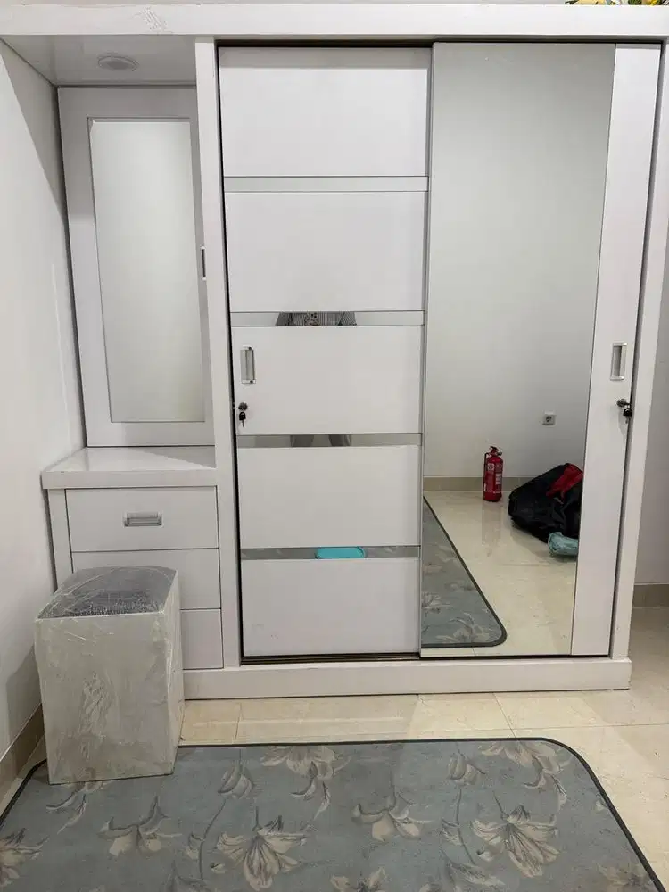 Lemari pakaian dan tempat makeup