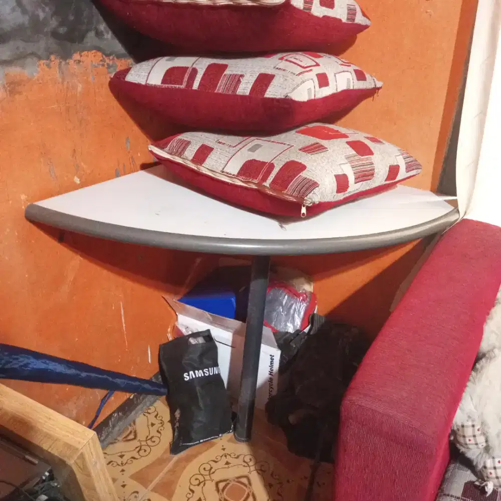 MEJA sudut furniture bekas. Kondisi bagus