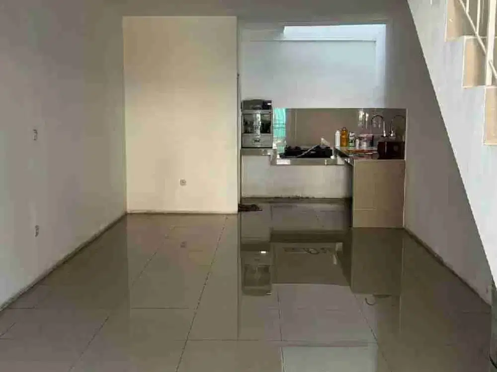 dijual rumah 2 lantai 2 kamar tidur lokasi strategis di taman palem cengkareng jakarta barat