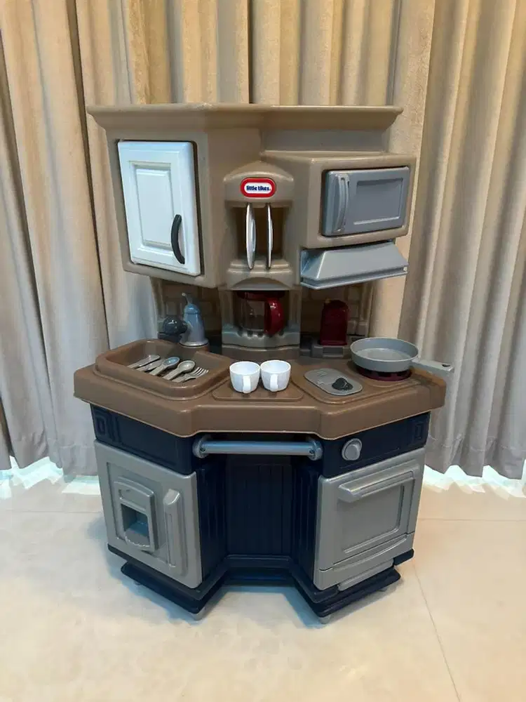 S - E - W - A Little Tikes kitchen mainan