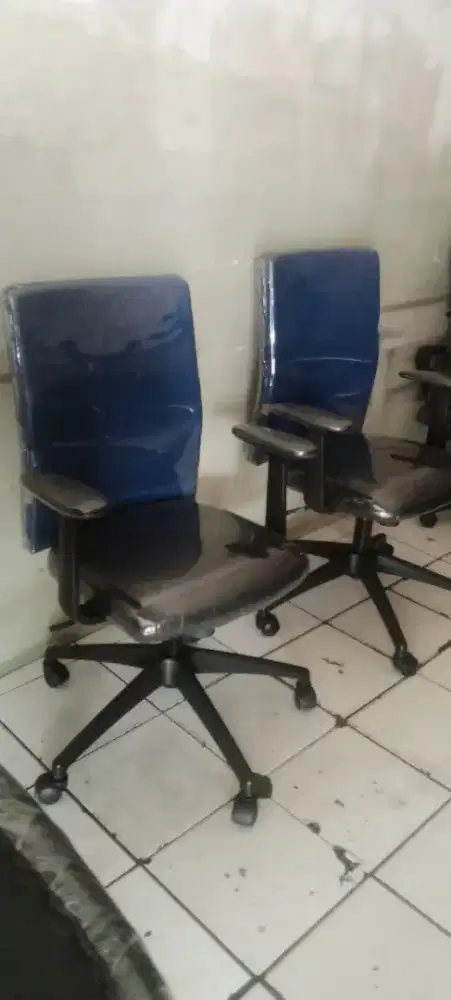 Kursi kursi setaf kantor