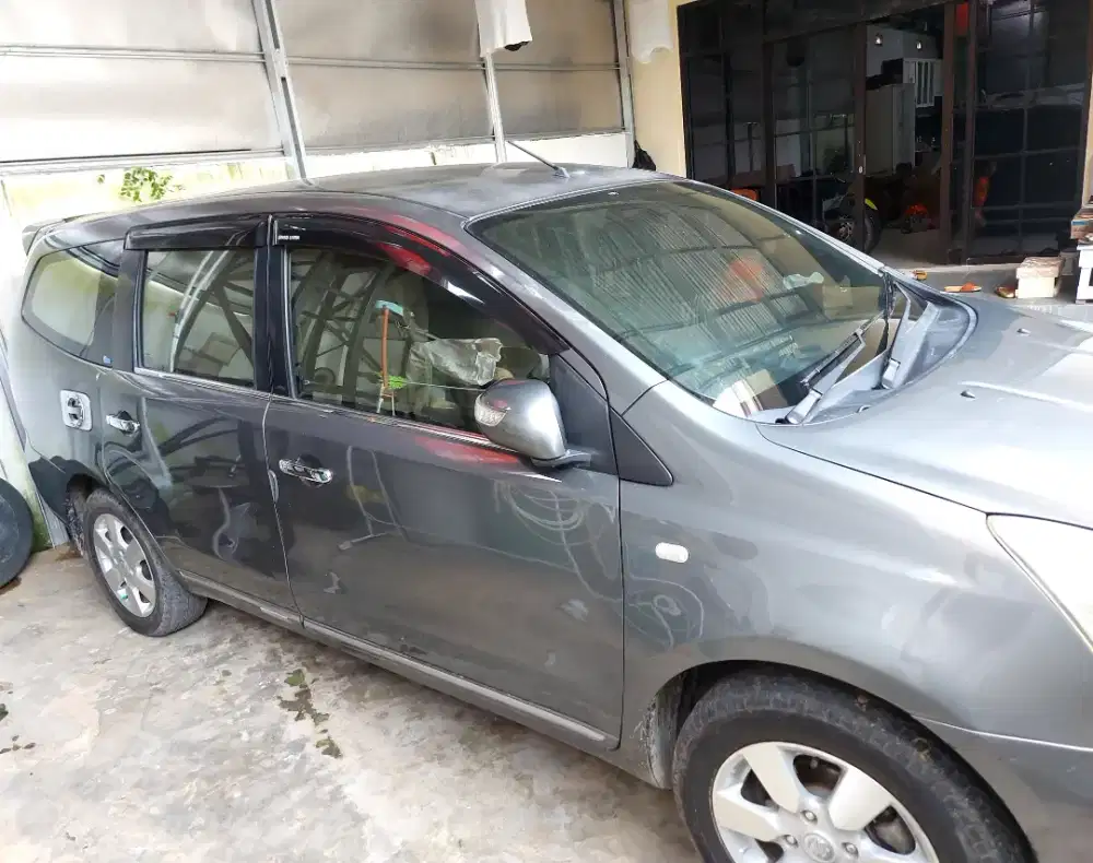 Dijual Mobil Grand Livina 1,8 Ultimate 6 Speed