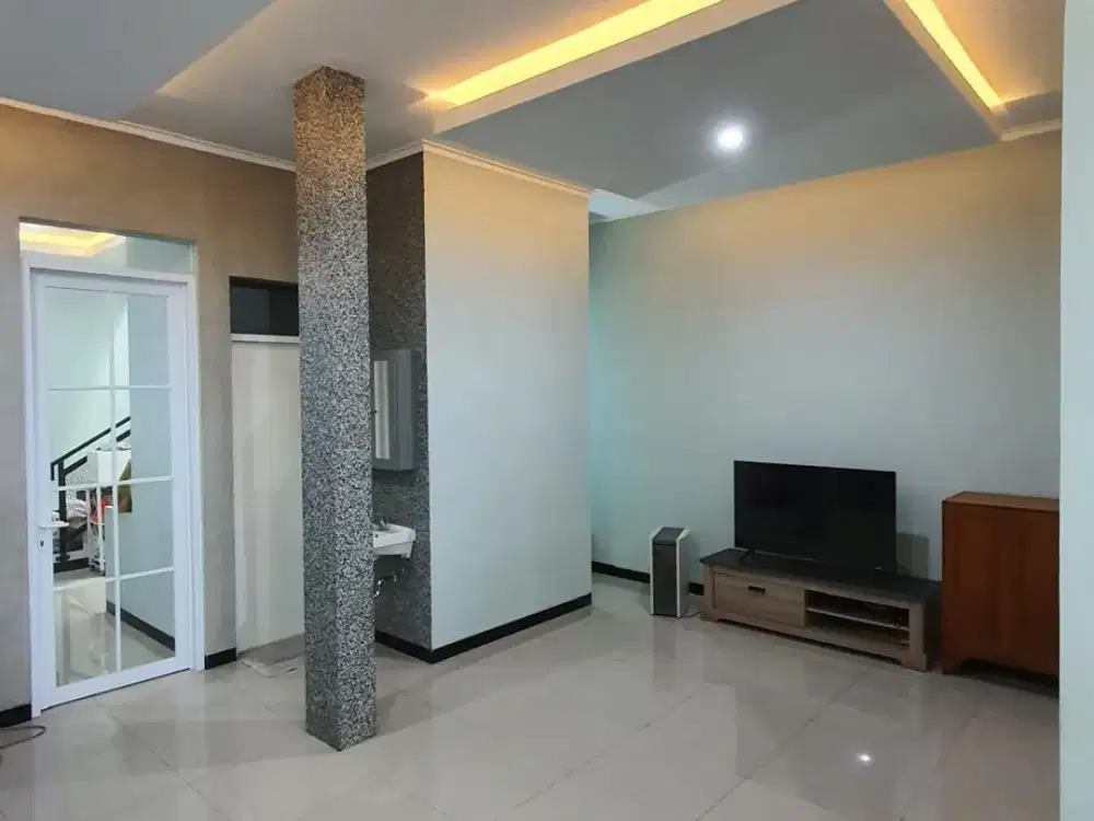 Dijual Rumah 2 Lantai Semi Furnished Siap Huni Lokasi di Taman Kopo Indah 5 Bandung