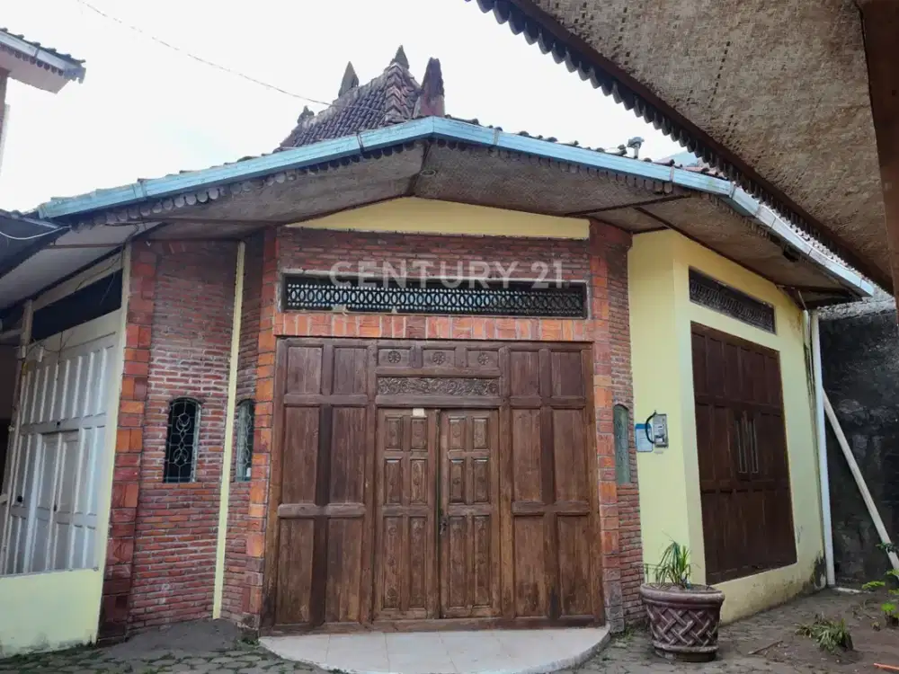 Rumah Induk Dan Koskosan Di Jalan Kaliurang Km12