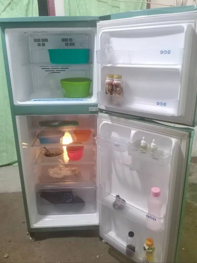 Kulkas 2 pintu  LG.  Mesin original pabrik belum rusak