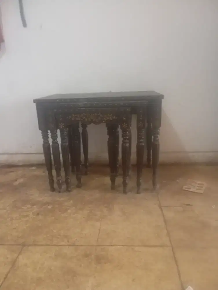 Meja kayu hitam ukir kerang antik 4 susun