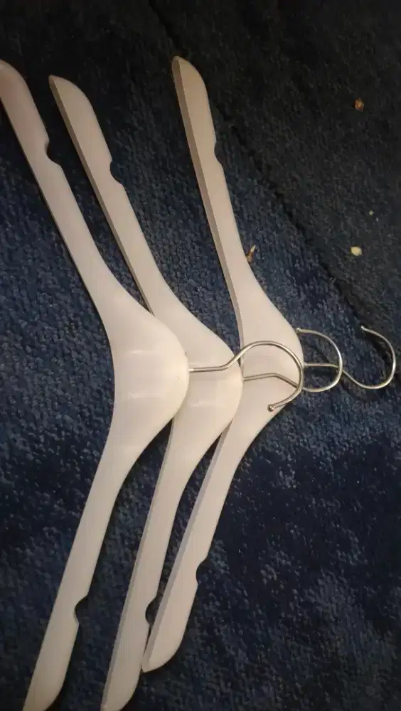 Gantungan baju bekas butik