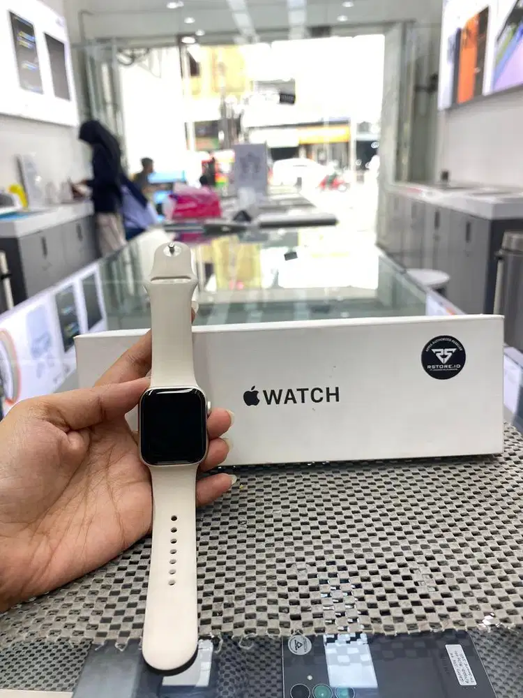 Apple Watch se 3 40mm Fullset, garansi resmi/iBox 11 bulan