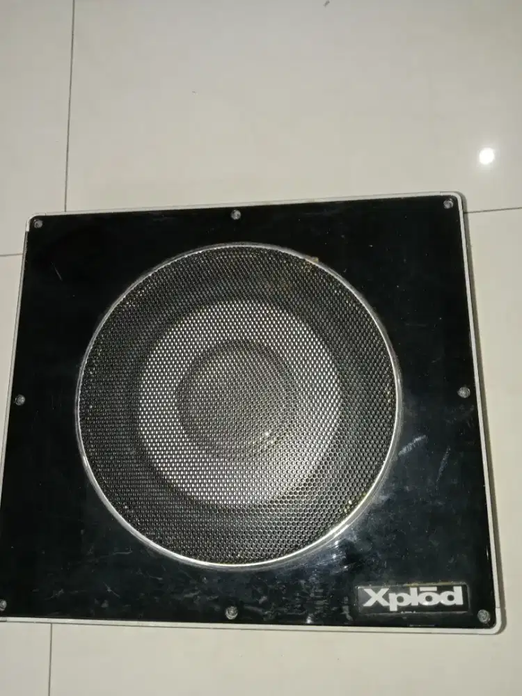Bass kolong subwoofer speakee