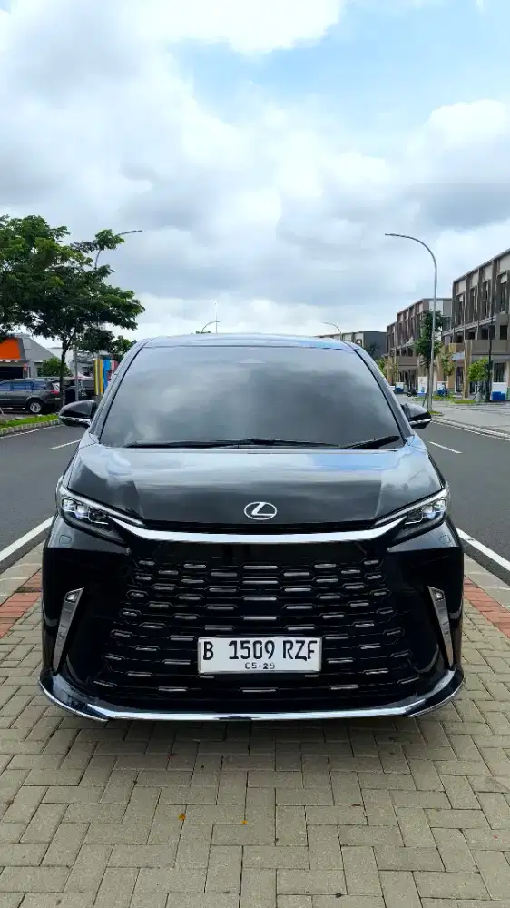 LEXUZ LM 350H 7 SEATER HYBDRID LIKE NEW 2024