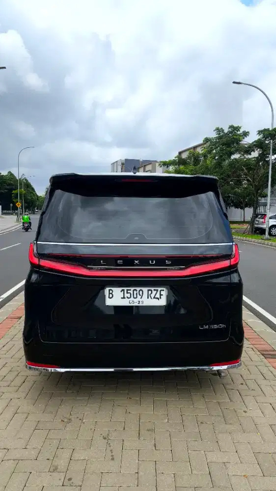 LEXUZ LM 350H 7 SEATER HYBDRID LIKE NEW 2024